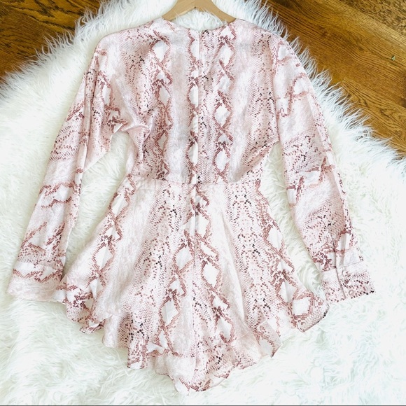 SIGNIFICANT OTHER Reflection Ruffle Mini Romper Snake Print Deep Neck Size 2 - Picture 14 of 16
